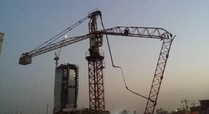 عملیات جلوگیری از سقوط جرثقیل ساختمانی در خیابان ماکویی پور ادامه دارد