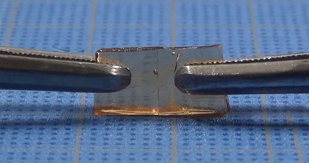 نخستین شیشه خودترمیم شونده