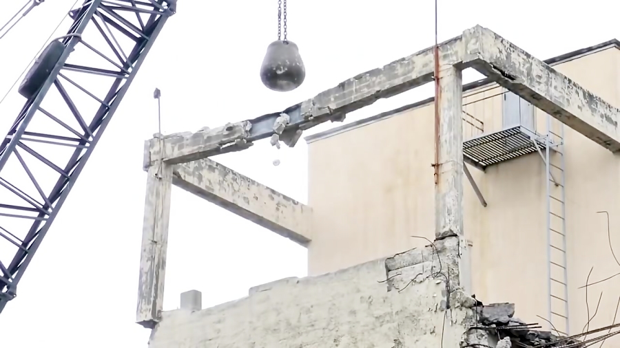 تخریب ساختمان با استفاده از توپ تخریب