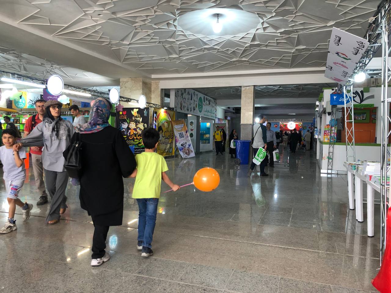 نمایشگاه کتاب تهران به نیمه رسید + تصاویر