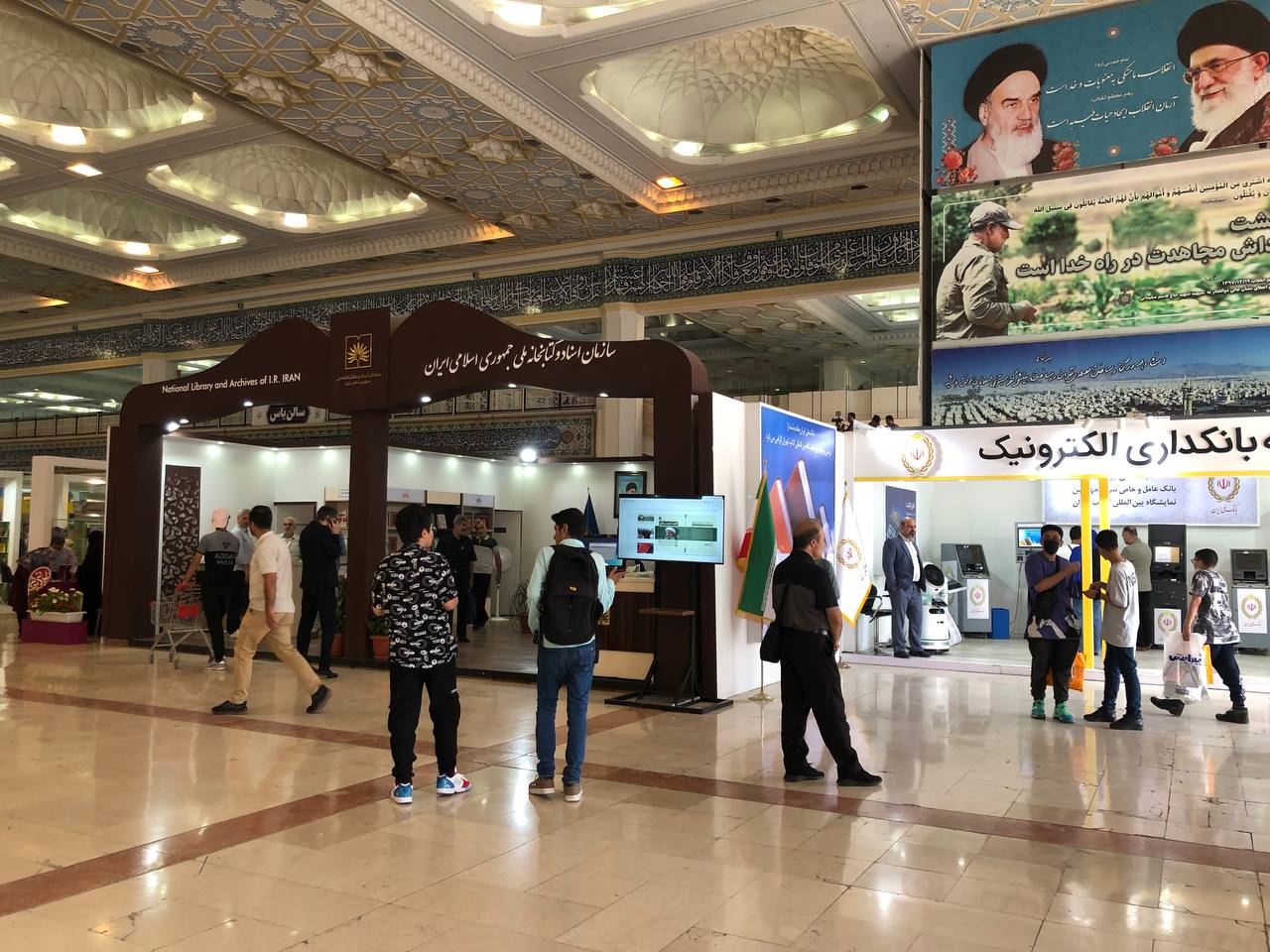 نمایشگاه کتاب تهران به نیمه رسید + تصاویر