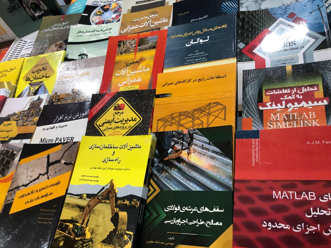 نمایشگاه کتاب تهران به نیمه رسید + تصاویر