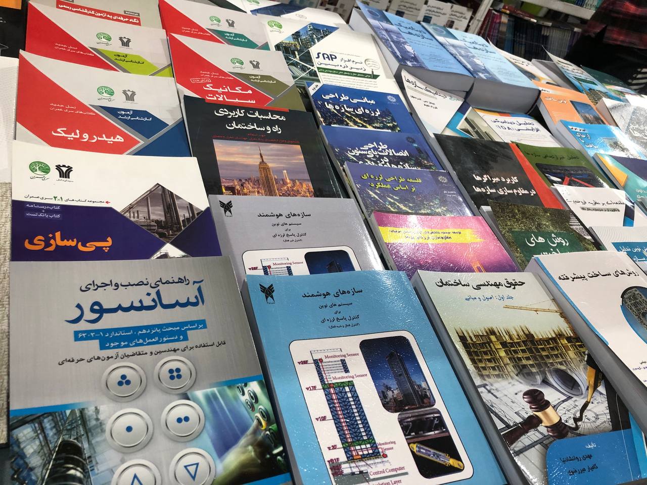 نمایشگاه کتاب تهران به نیمه رسید + تصاویر