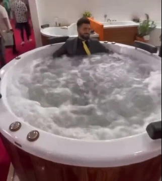 در غرفه یکی از تولیدکنندگان؛ مردی با کت و شلوار در جکوزی !