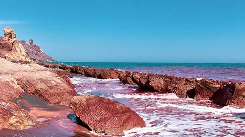 ماسه قرمز و آب ‌های لاجوردی خلیج‌ فارس