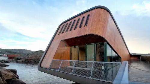 Under رستورانی در شمال نروژ