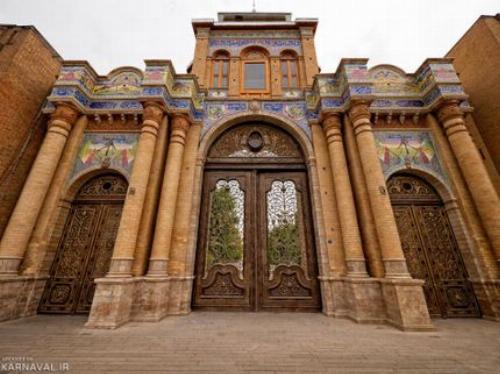 سردر باغ ملی با معماری جعفرخان کاشی