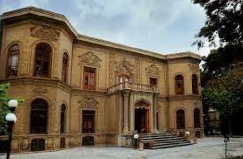 موزه نود ساله آبگینه