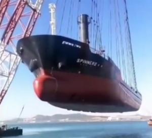 ویدیو / بزرگترین جرثقیل شناور جهان