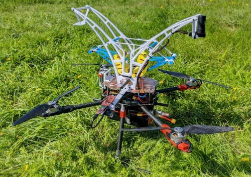 توسعه یک فناوری جدید برای شارژ پهپاد و کوادکوپتر با نشستن روی سیم‌های برق