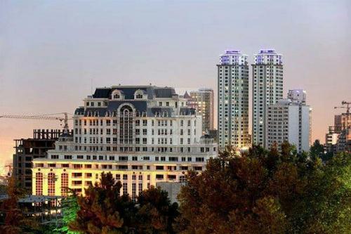 بررسی علل تفاوت قیمت طبقات آپارتمان