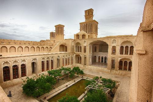 بادگیر دو طبقه خانه آقازاده ابرکوه