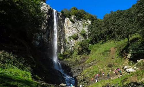 ویدیو/ آبشار لاتون غرق در مه و زیبایی