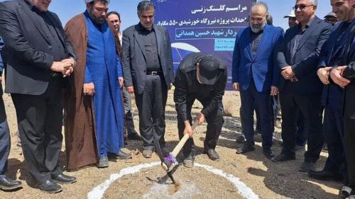 نیروگاه خورشیدی ۴۰ مگاواتی سیمان ساوه کلنگ ‎زنی شد